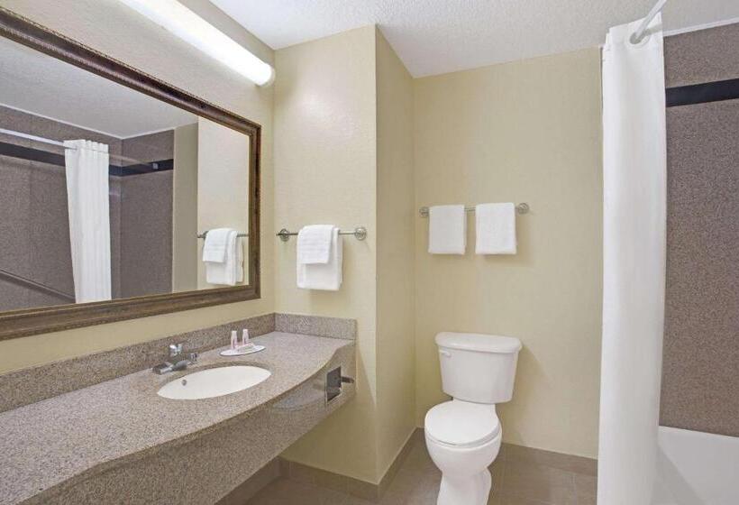 اتاق استاندارد با تخت بزرگ, Super 8 By Wyndham Daytona Beach