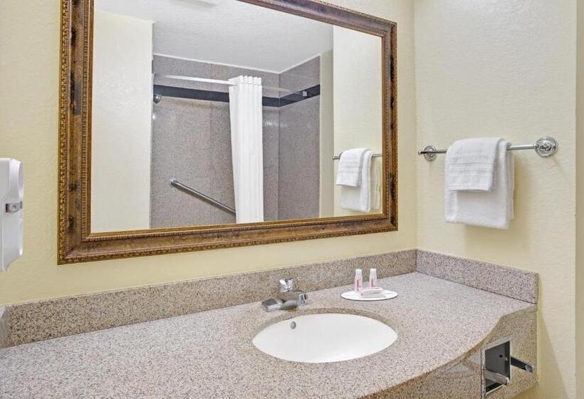 استودیوی استاندارد, Super 8 By Wyndham Daytona Beach