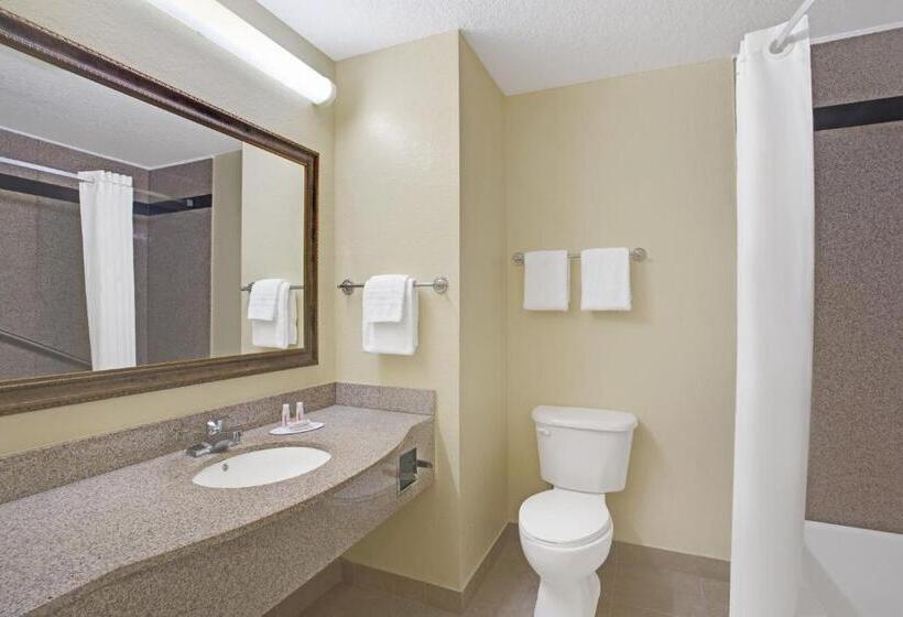 استودیوی استاندارد, Super 8 By Wyndham Daytona Beach