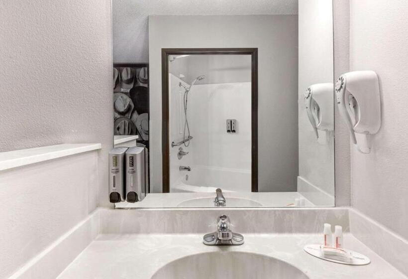 اتاق استاندارد با تخت بزرگ, Super 8 By Wyndham Victoria/north/mall Area