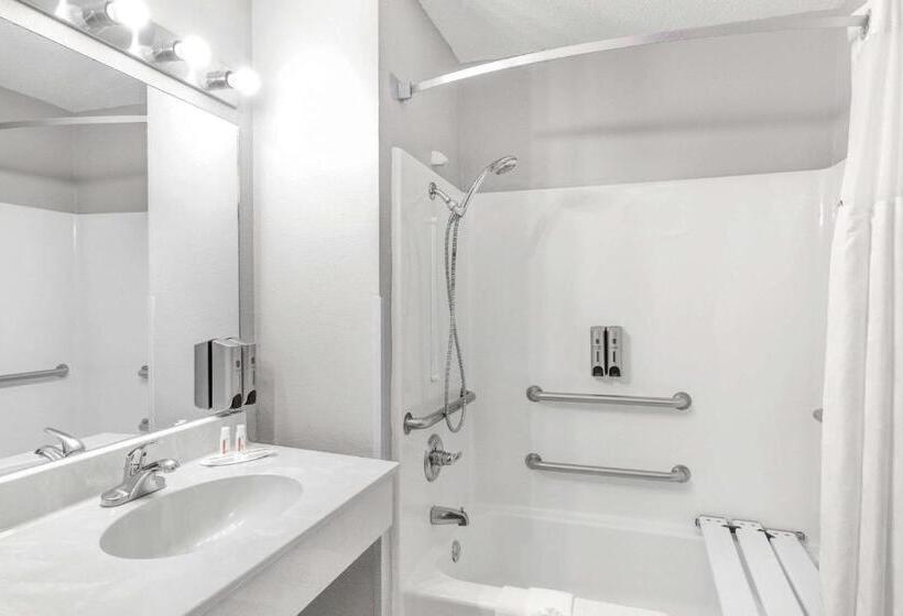 اتاق استاندارد با تخت بزرگ برای معلولان, Super 8 By Wyndham Victoria/north/mall Area