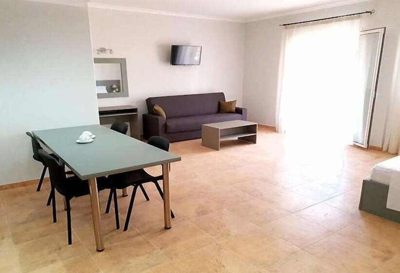 استودیوی استاندارد, Nuevo Vista Boutique