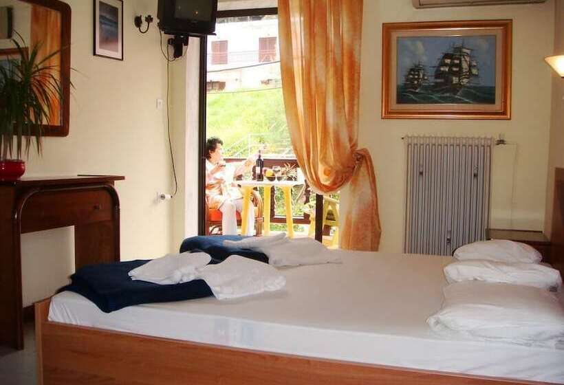 آپارتمان 1 خوابه با بالکن, Welcome To Hotel Petunia, In Neos Marmaras,xalkidiki ,greece, Triple Room 1