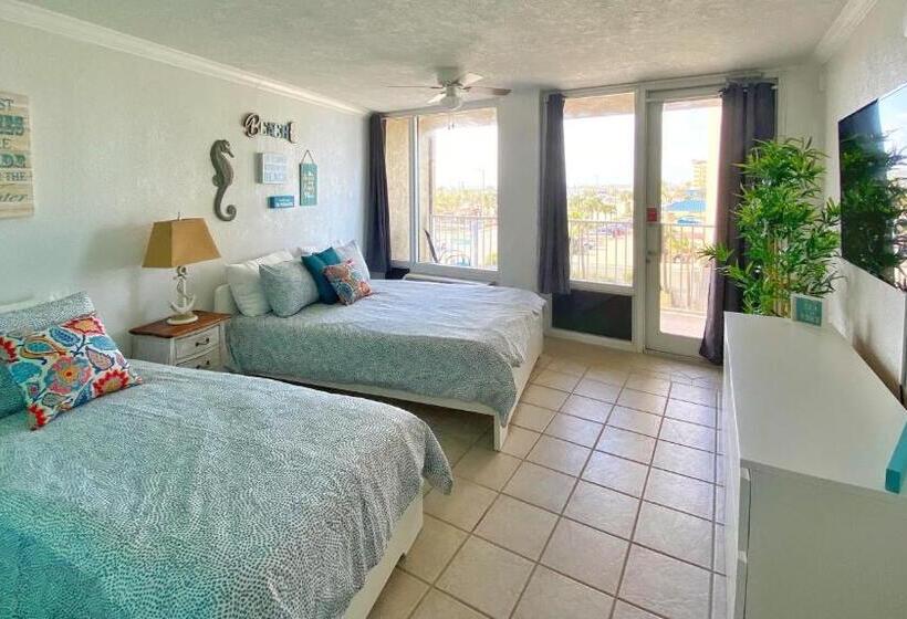 اتاق سه نفره سوپریور با چشم‌انداز دریا, Pirates Cove Resort Studios!