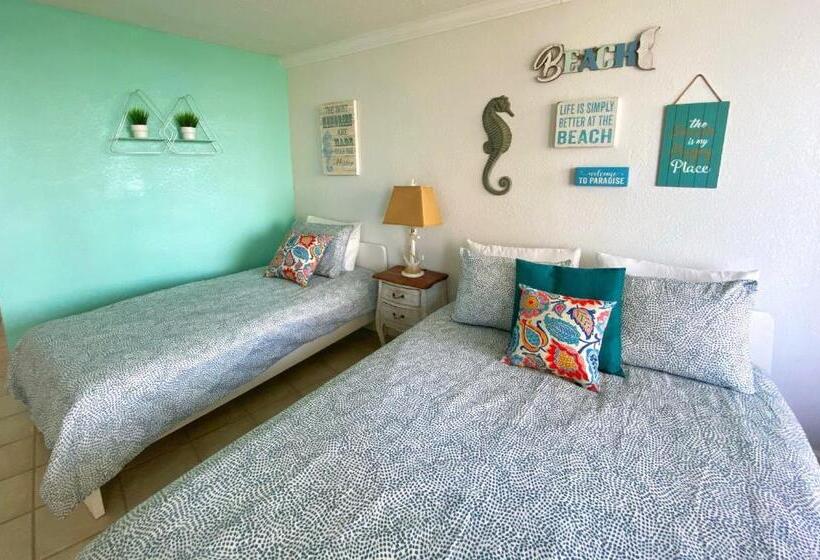 اتاق سه نفره سوپریور با چشم‌انداز دریا, Pirates Cove Resort Studios!