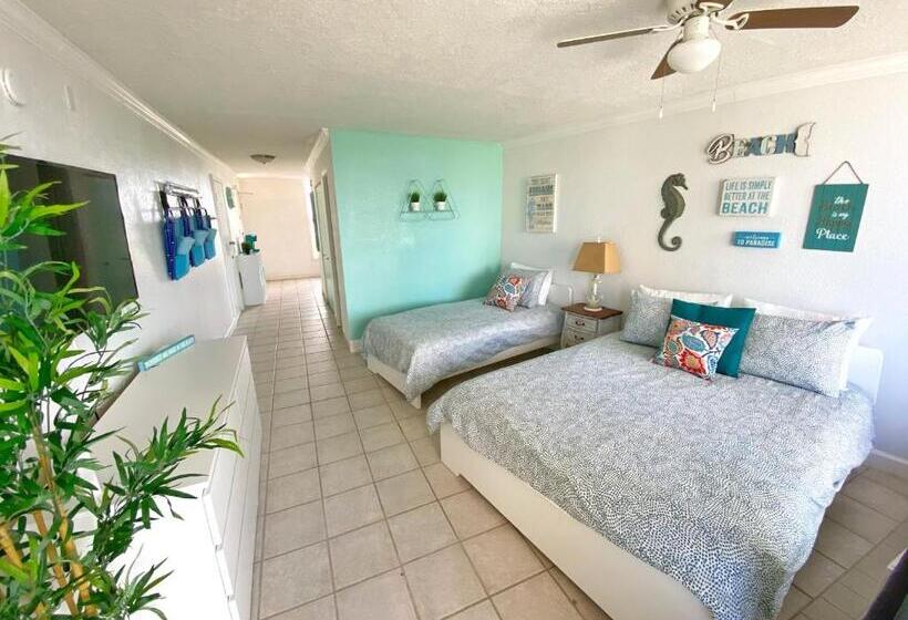 اتاق سه نفره سوپریور با چشم‌انداز دریا, Pirates Cove Resort Studios!