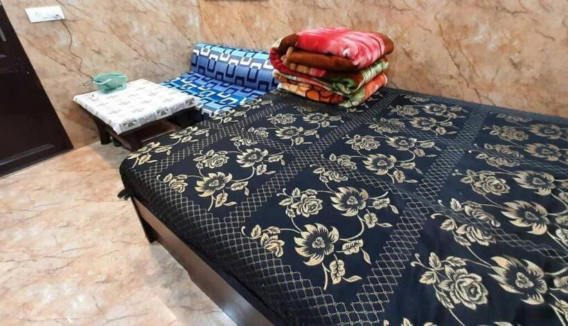 اتاق خانوادگی, Room In Guest Room   Posh S Delhi Foreigners Area, Lajpat Nagar