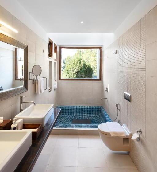 اتاق سوپریور با تخت بزرگ, Suryavilas Luxury Resort & Spa
