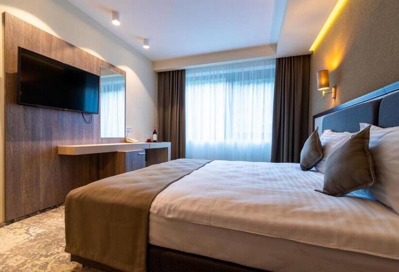 Deluxe room with river view, Izvoare Caciulata
