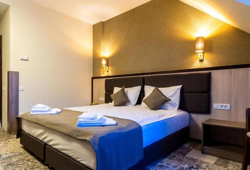 Deluxe room with river view, Izvoare Caciulata