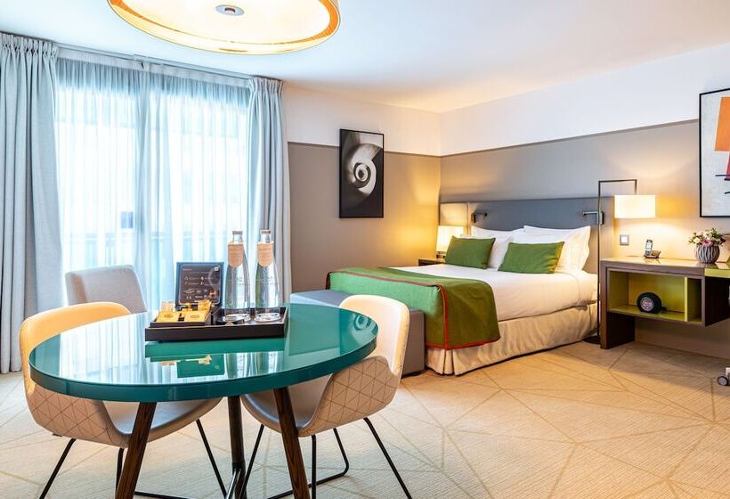 استودیوی لوکس, Fraser Suites Paris La Défense