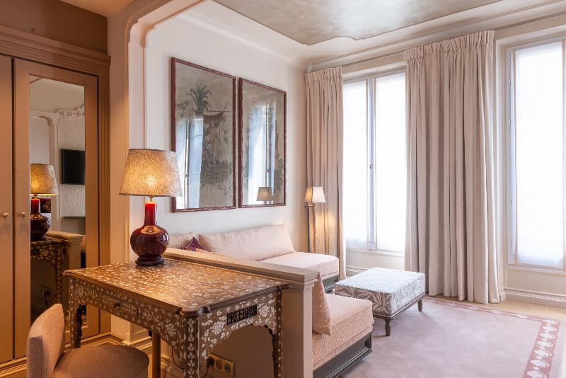 سوییت لوکس, Hôtel De Montesquieu