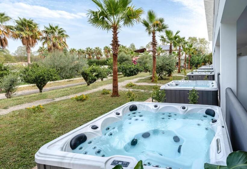 اتاق لوکس با وان آب گرم, Vascellero Club Resort