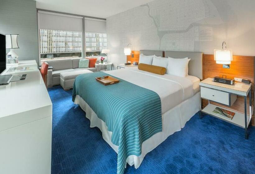 Deluxe Room King Bed & City View, Kinzie