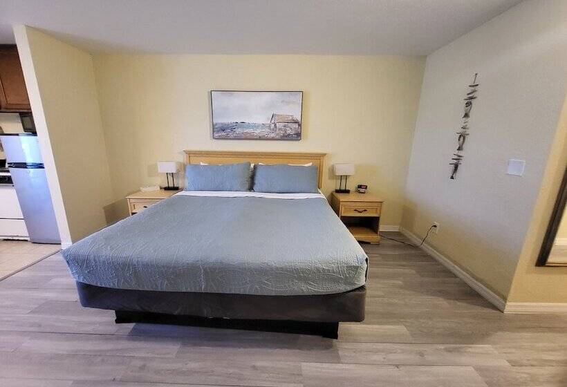 Basic Room Double Bed, Beachside   Daytona Beach