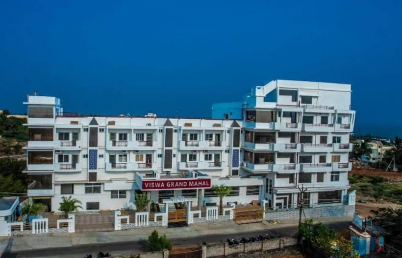 اتاق استاندارد چهارنفره با بالکن, Viswa Grand