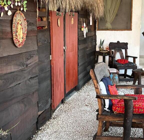 חדר בסיסי לשלושה, Near Lake Hostal