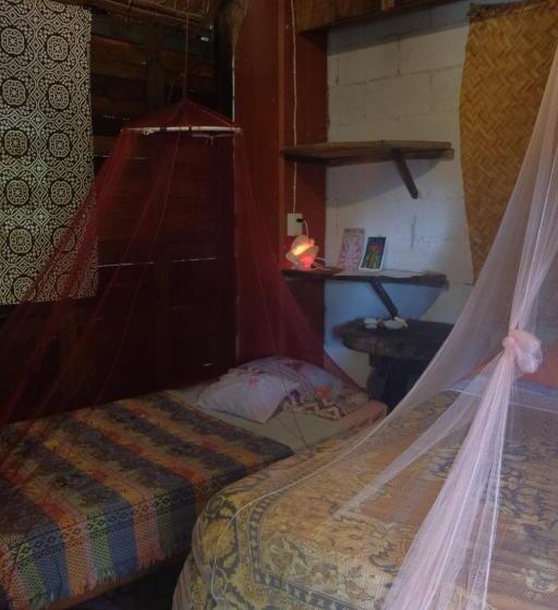 חדר בסיסי לשלושה, Near Lake Hostal