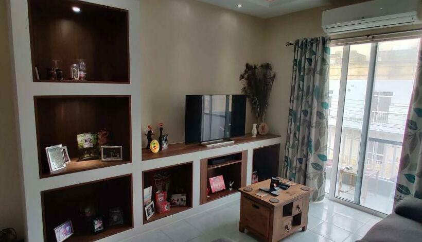 اتاق خانوادگی, Room In Apartment   Very Bright Well Kept Apartment
