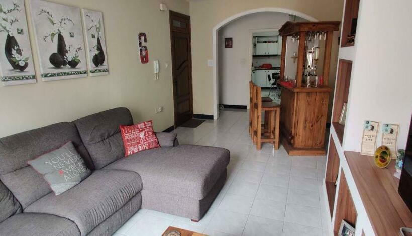 اتاق خانوادگی, Room In Apartment   Very Bright Well Kept Apartment