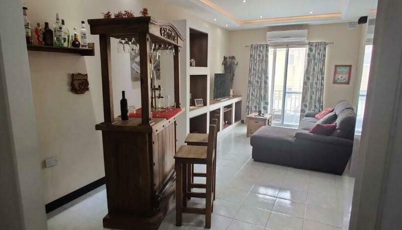 اتاق خانوادگی, Room In Apartment   Very Bright Well Kept Apartment