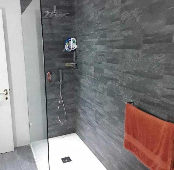 اتاق خانوادگی, Room In Apartment   Very Bright Well Kept Apartment