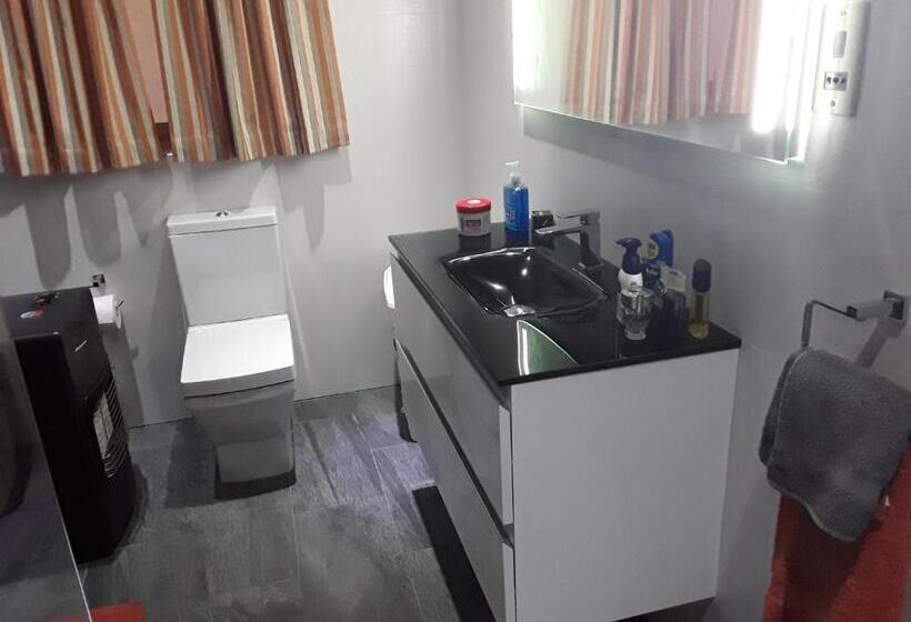 اتاق خانوادگی, Room In Apartment   Very Bright Well Kept Apartment