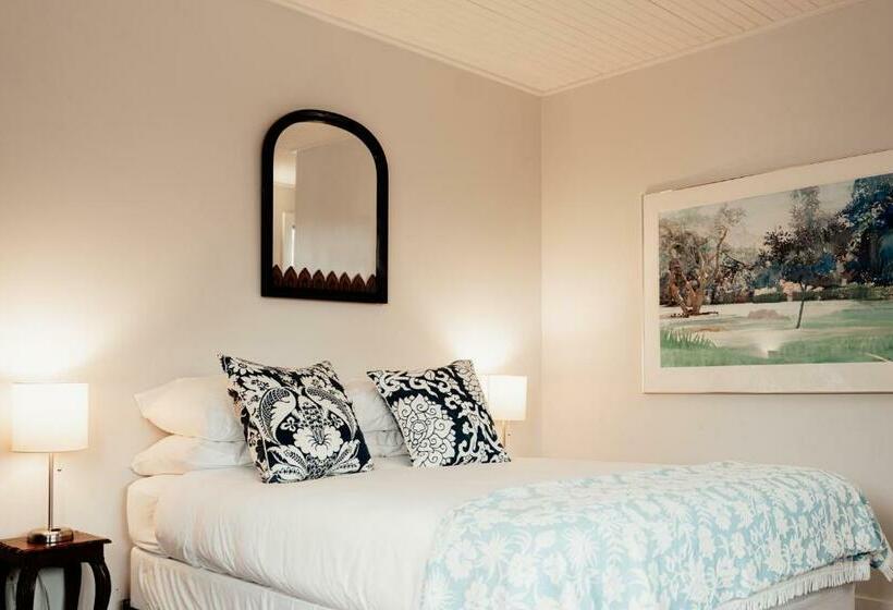 اتاق پریمیوم یک تخته, The Kent Motel