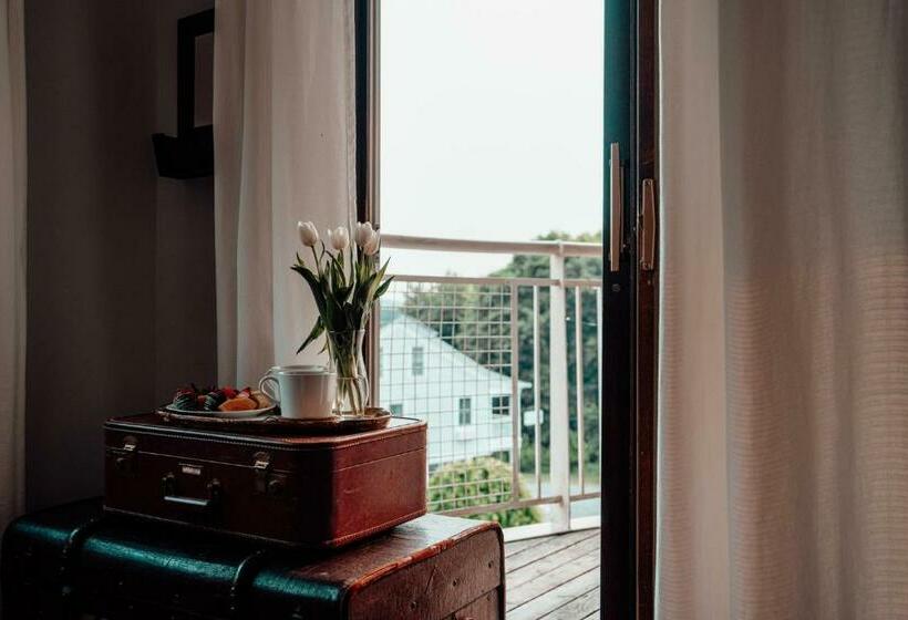 اتاق پریمیوم یک تخته, The Kent Motel