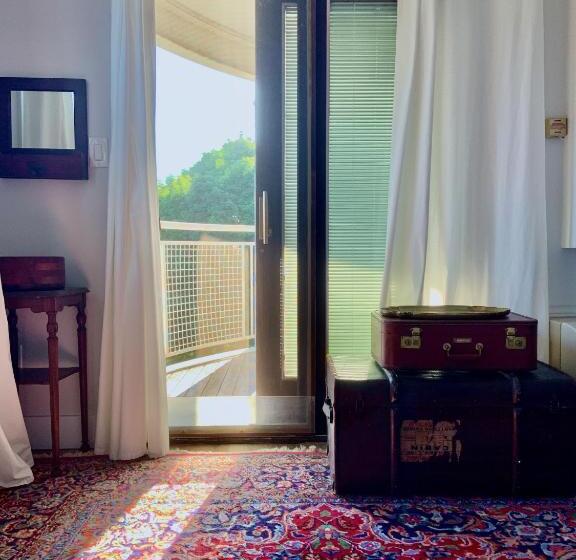 اتاق پریمیوم یک تخته, The Kent Motel