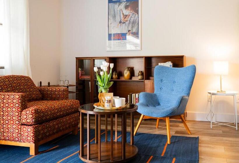 اتاق لوکس, The Kent Motel