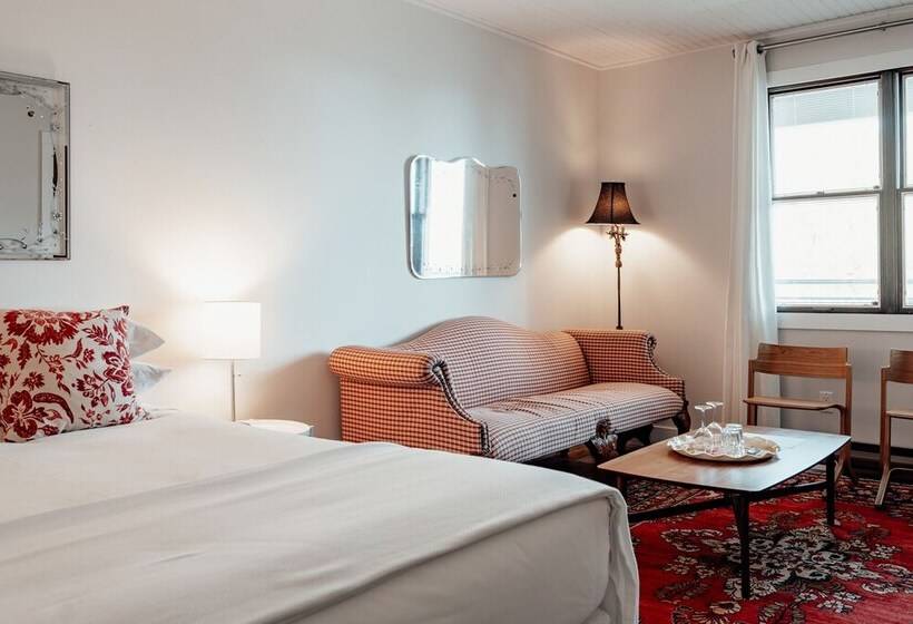 اتاق لوکس, The Kent Motel