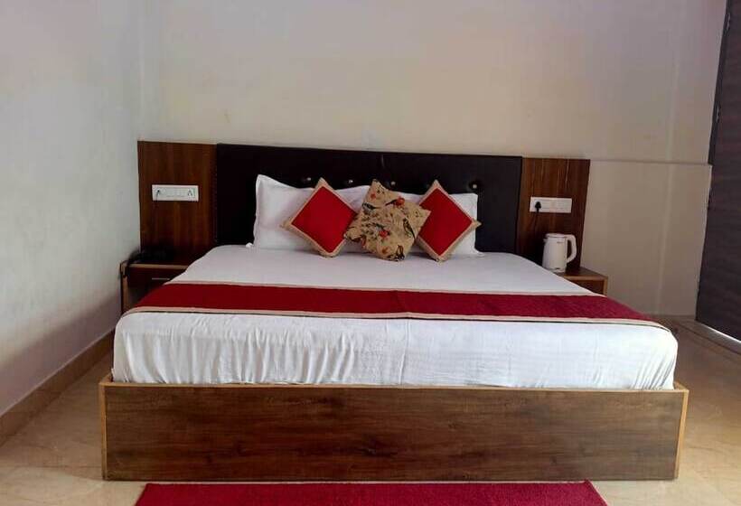 اتاق لوکس, Sunny Pines Resort