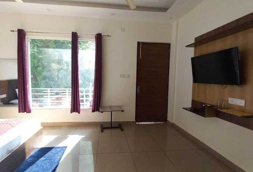 اتاق لوکس, Sunny Pines Resort