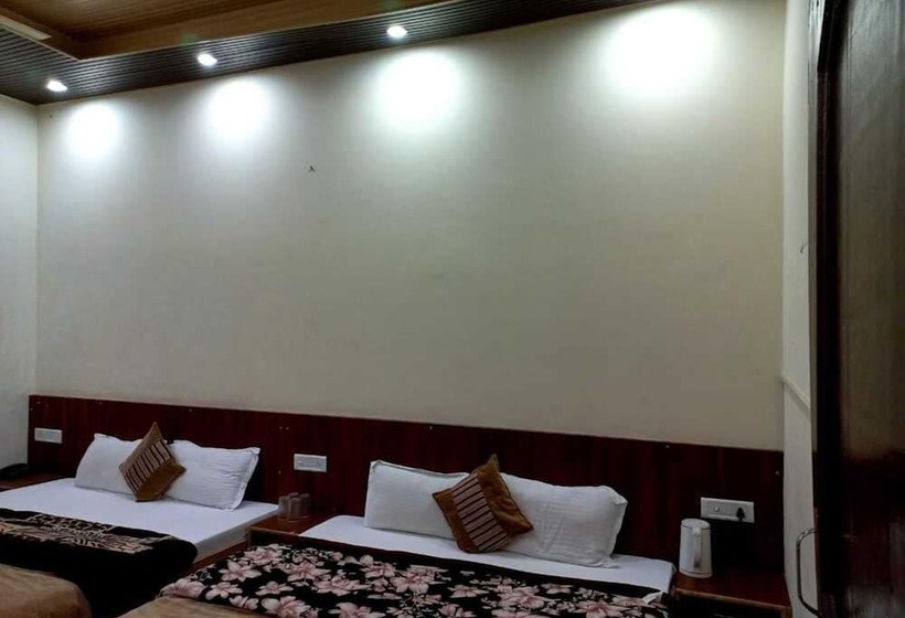 اتاق خانوادگی, Sunny Pines Resort