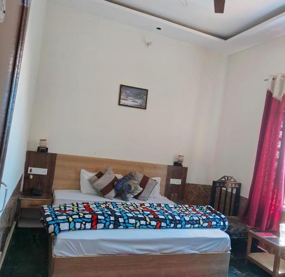 اتاق لوکس, Sunny Pines Resort