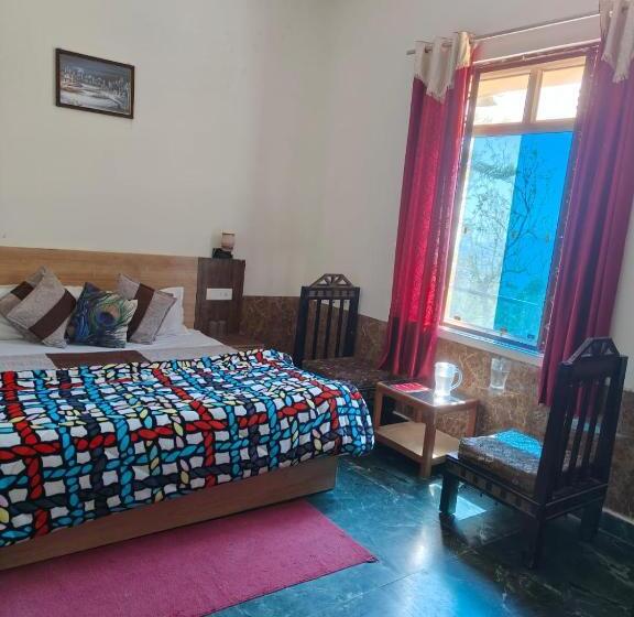اتاق لوکس, Sunny Pines Resort