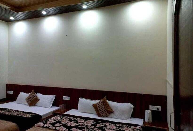 اتاق خانوادگی, Sunny Pines Resort