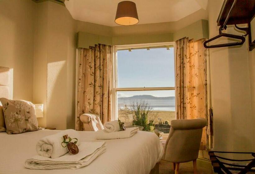 اتاق استاندارد با چشم‌انداز دریا, The Commodore Inn