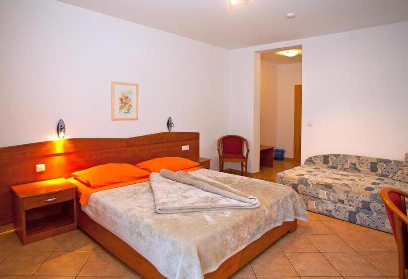 اتاق استاندارد سه نفره, Guesthouse Villa Adria