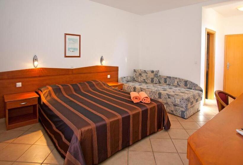 اتاق استاندارد سه نفره, Guesthouse Villa Adria