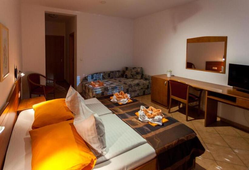 اتاق استاندارد سه نفره, Guesthouse Villa Adria