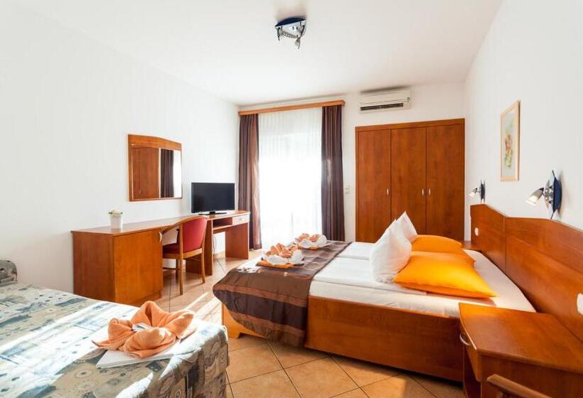 اتاق استاندارد سه نفره, Guesthouse Villa Adria
