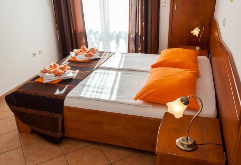 اتاق استاندارد سه نفره, Guesthouse Villa Adria