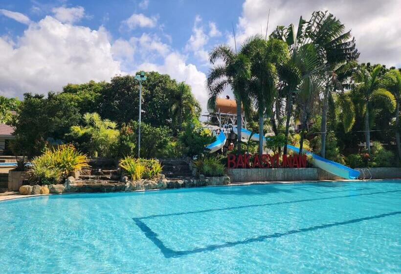 اتاق لوکس چهار تخته, Bakasyunan Resort And Conference Center Zambales