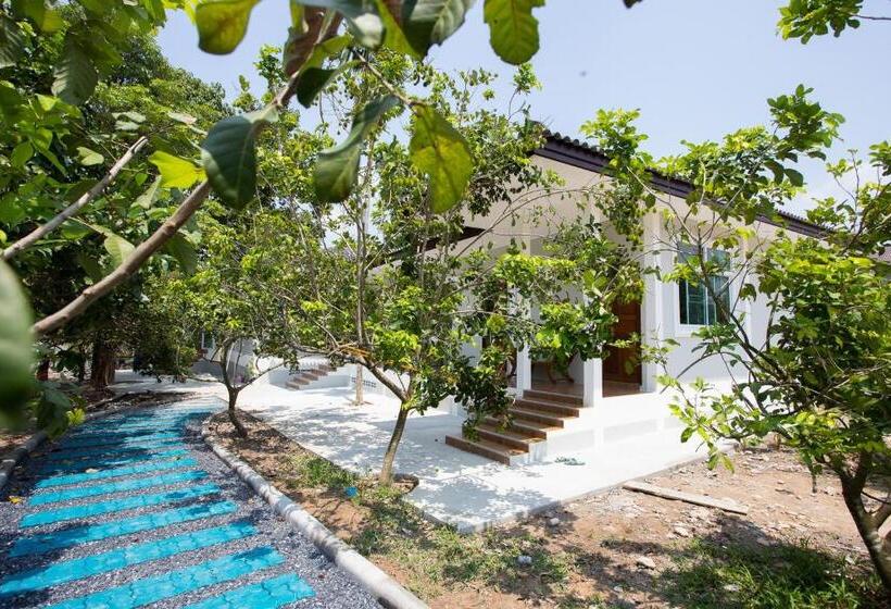 庭の見えるスタンダードトリプルルーム, Baan Suan Khun Yaiy