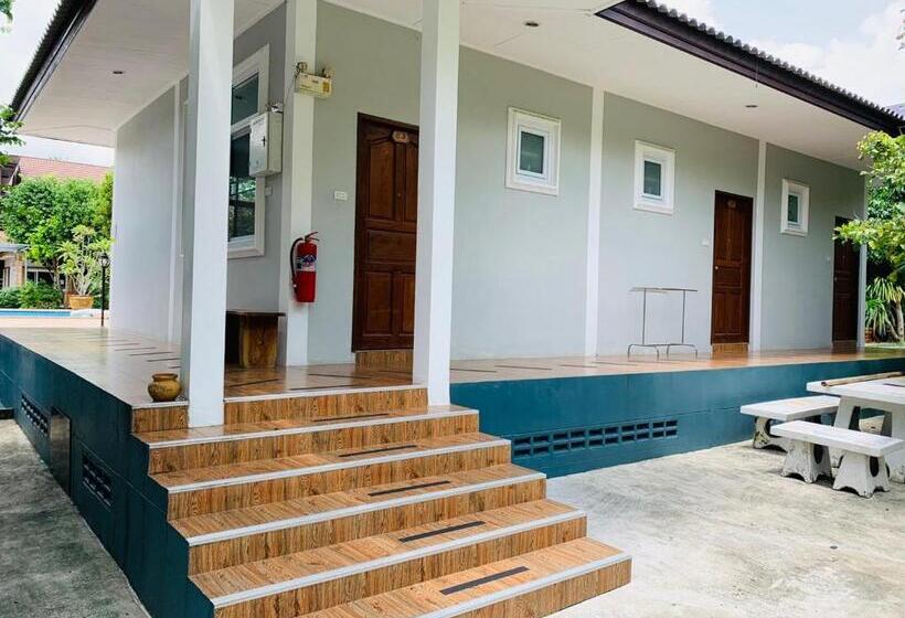 庭の見えるスタンダードトリプルルーム, Baan Suan Khun Yaiy
