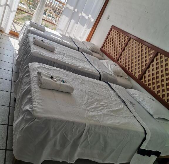 غرفة قياسية ثلاثية, Delfines De Chicama