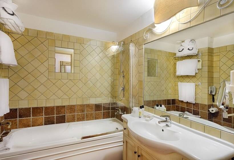 اتاق استاندارد سه تخته با چشم‌انداز باغ, Colonna Resort, A Colonna Luxury Beach Hotel, Porto Cervo