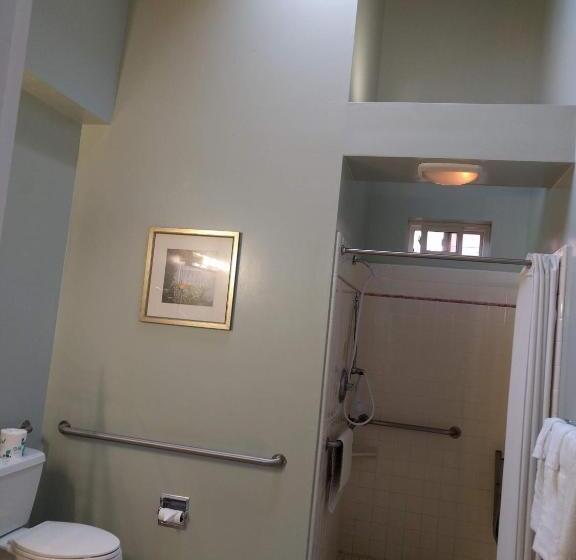 اتاق استاندارد با تخت بزرگ برای معلولان, Butterfly Grove Inn
